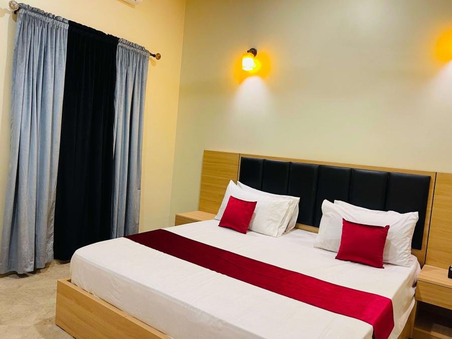 Executive Master Suite (305)